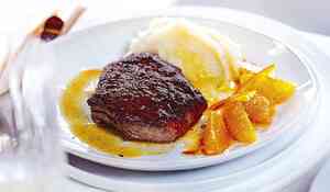 Pavé d'autruche, sauce mandarine et purée à la vanille