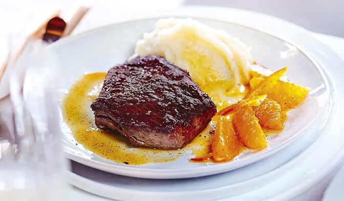 Pavé d'autruche, sauce mandarine et purée à la vanille