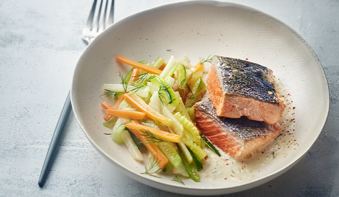 Saumon mi-cru mi-cuit, julienne de légumes au beurre blanc, aneth par Thierry Marx