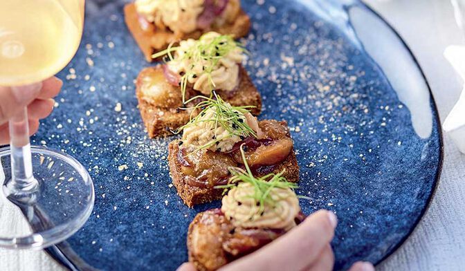 Toasts de pain d’épices, confit de mirabelle et mousse de foie gras