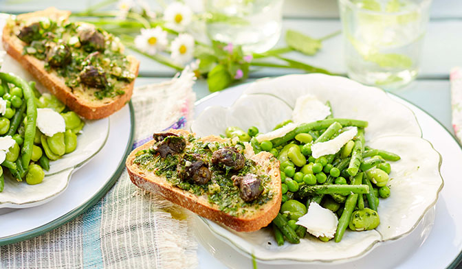 Salade printanière et sa tartine d'escargots pesto