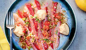 Rouget cru en filet, poivrons piquillo, houmous, sauce vierge