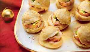 Mini-gougères au saumon et houmous