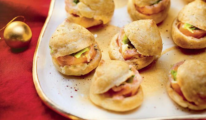 Mini-gougères au saumon et houmous