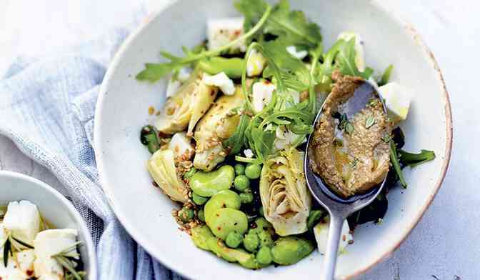 Salade de cœurs d’artichauts, légumes verts, feta et sauce à l’anchoïade