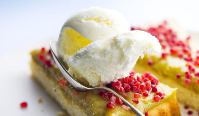 Dessert glacé à la rhubarbe et yaourt, sablé thym citron