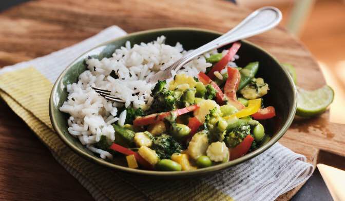 Curry vert de légumes et riz thai - Plat végan