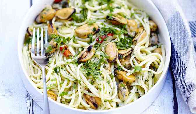 Linguine aux moules, coriandre et vin blanc