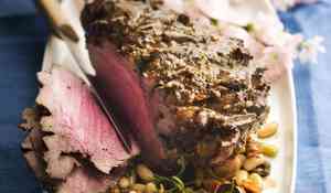 Gigot d'agneau aux anchois, mogettes et olives