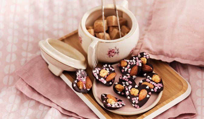 Coeurs au chocolat noir, amandes, noisettes et pépites croquantes