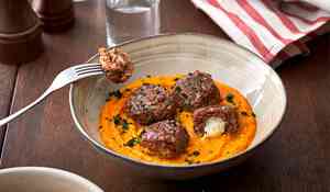 Boulettes de boeuf au fromage, purée de patate douce