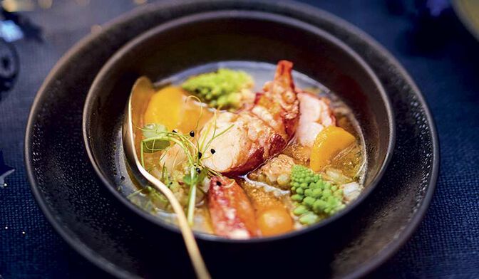 Nage de homard à la citronnelle et petits légumes