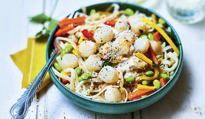 Saint-Jacques, sauce au basilic thai, nouilles de riz et légumes