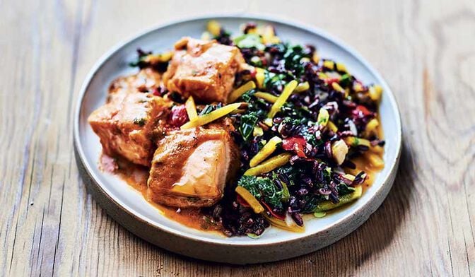 Saumon aux épices tandoori, riz noir et petits légumes