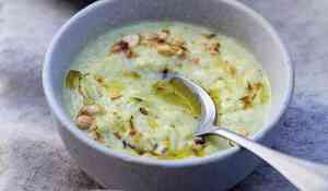 Soupe de poireau-coco, curry et cacahuètes