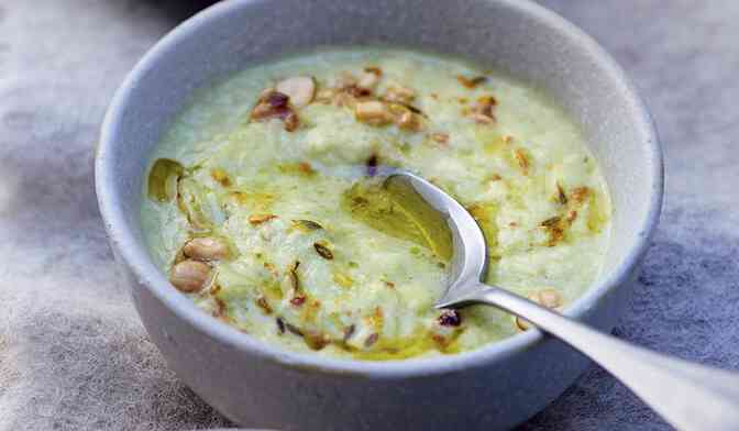 Soupe de poireau-coco, curry et cacahuètes