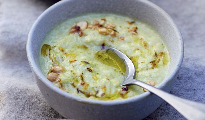 Soupe de poireau-coco, curry et cacahuètes