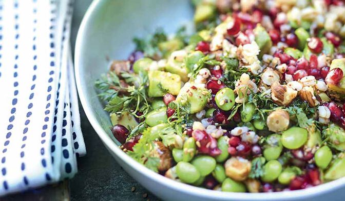 Salade d’edamame au blé, grenade, avocat, noisettes et cerfeuil