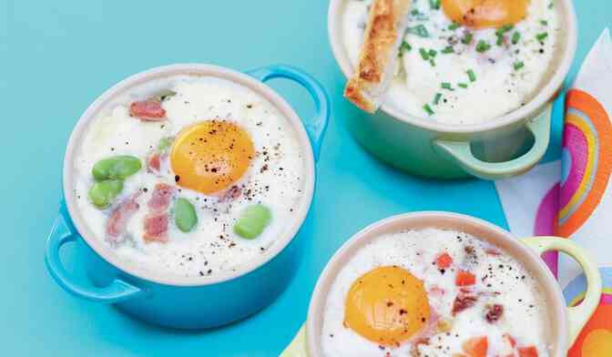 Œufs cocotte aux 2 tomates et pignons