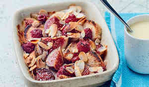 Pain perdu au four, figue, framboise et amandes