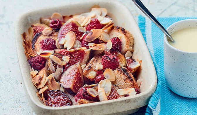 Pain perdu au four, figue, framboise et amandes