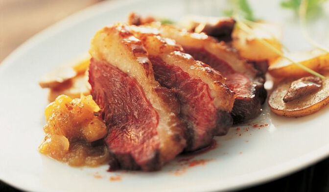 Magret de canard, compote rhubarbe mangue, et pommes sarladaise aux cèpes