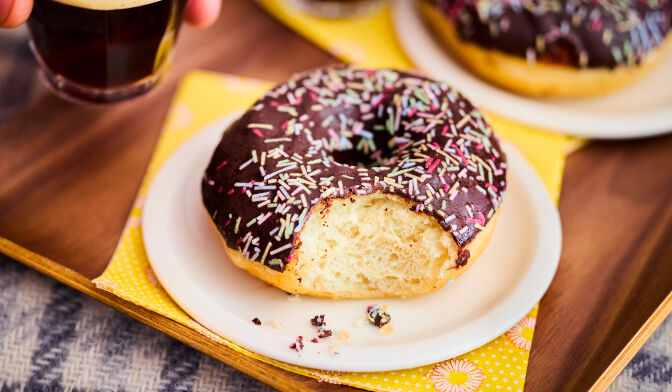 2 donuts, glaçage chocolat noir — vue 3