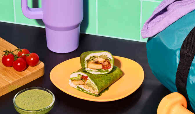 Wrap prot&eacute;in&eacute; aux &eacute;pinards, poulet et sauce pesto cr&eacute;meuse - 35 g de prot&eacute;ines par wrap