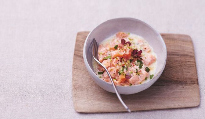Tartare de saumon au lait de coco et à la citronnelle