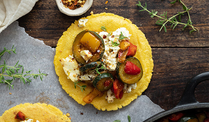 Tacos, feta marinée, courgette et poivron
