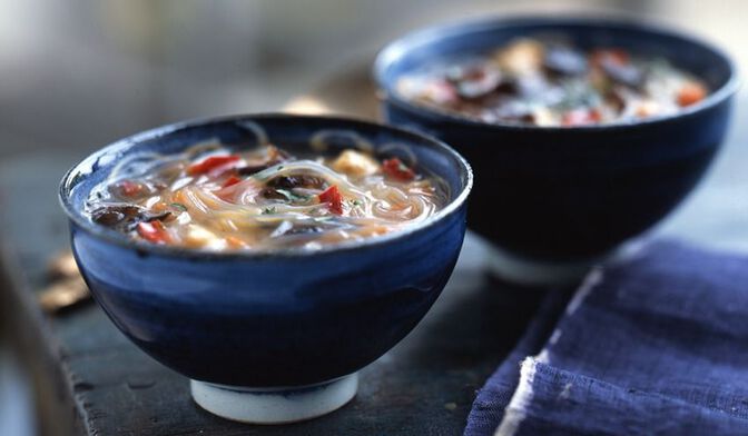 2 soupes thaï au poulet et aux vermicelles