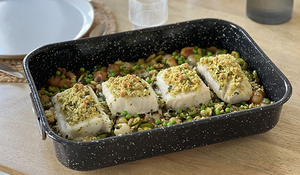 Cabillaud en croûte de pistaches, crème de petits pois à la menthe, oignons grelots et fèves