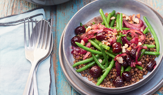 Salade de lentilles et haricots verts aux oignons rouges et cerises