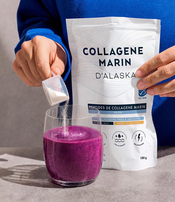 Collag&egrave;ne marin d&rsquo;Alaska en poudre vers&eacute; dans un smoothie aux fruits rouges