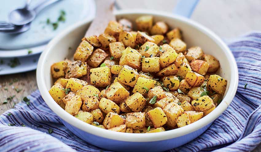 Poêlée de pommes de terre bio au basilic et au piment d’Espelette, France — vue 2