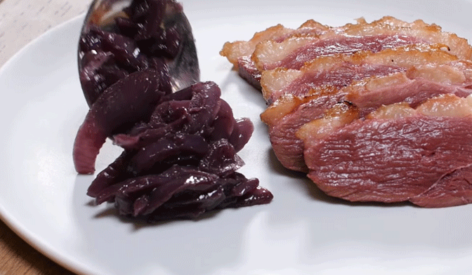 Magret r&ocirc;ti, oignons confits au vin rouge