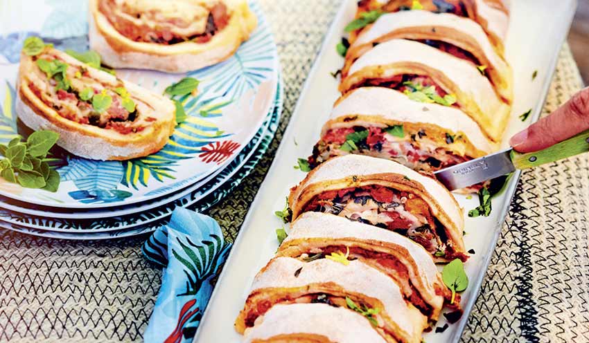 Pizza roul&eacute;e tomate, mozzarella, speck et basilic