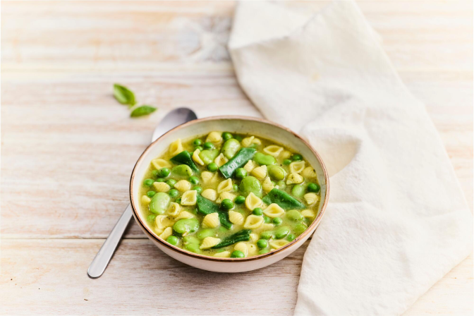 Potage minestrone légumes verts et légumineuses — vue 2