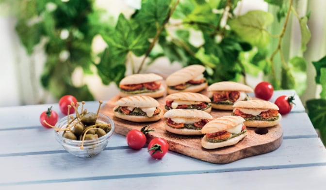 8 paninis apéritifs, pesto, tomate, mozzarella — vue 2