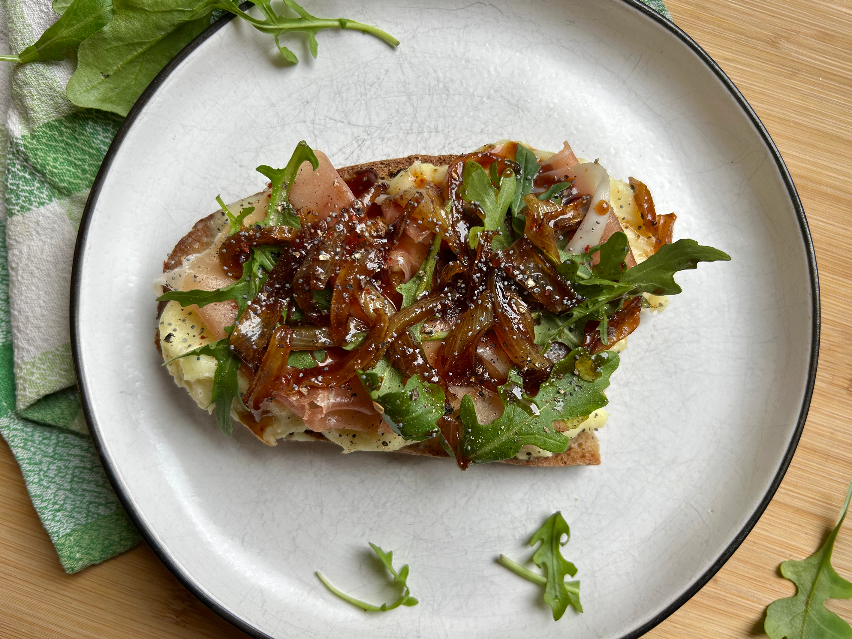 La tartine aligot, jambon cru et oignons confits