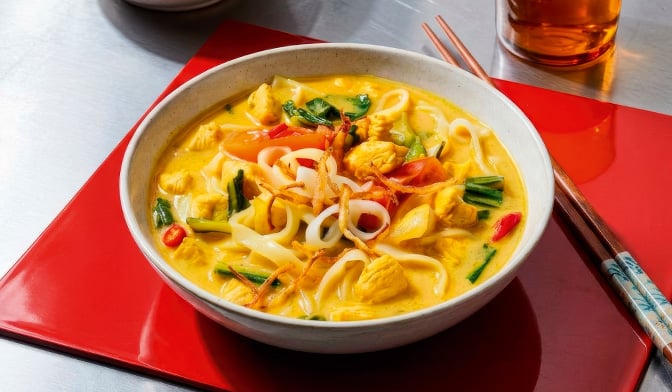 Soupe Kao Soi, bouillon lait coco, curry, nouilles — vue 2