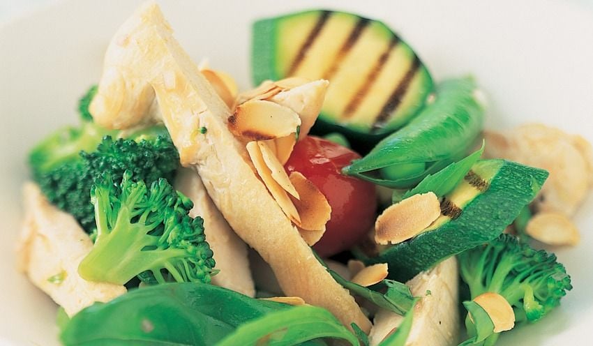 Salade de volaille et l&eacute;gumes verts au basilic