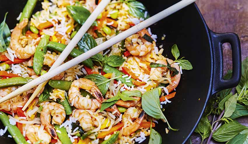 Riz saut&eacute; aux l&eacute;gumes, crevettes et basilic tha&iuml;