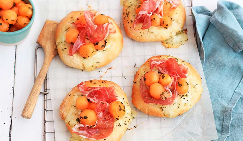 Pizza blanche au melon, coppa et basilic