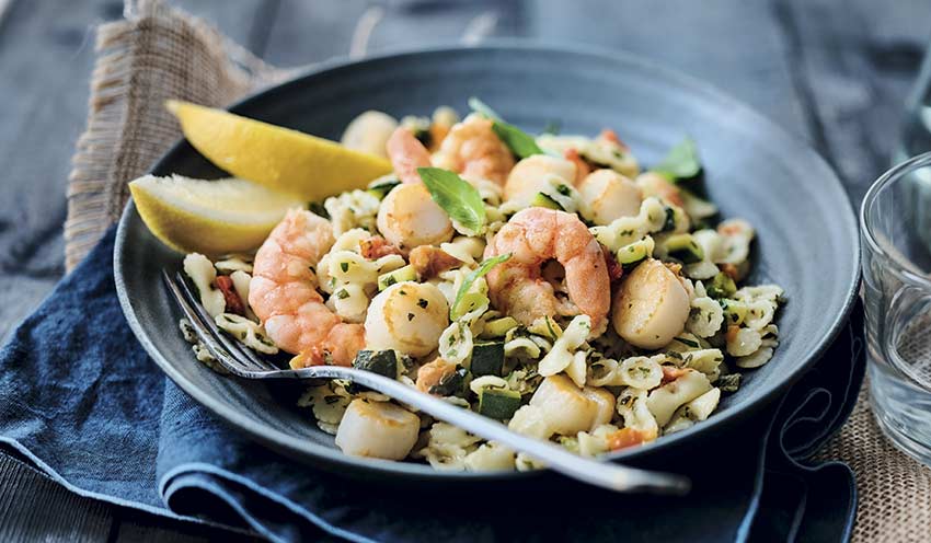 Crevettes,Saint-Jacques, petites pâtes aux légumes — vue 2