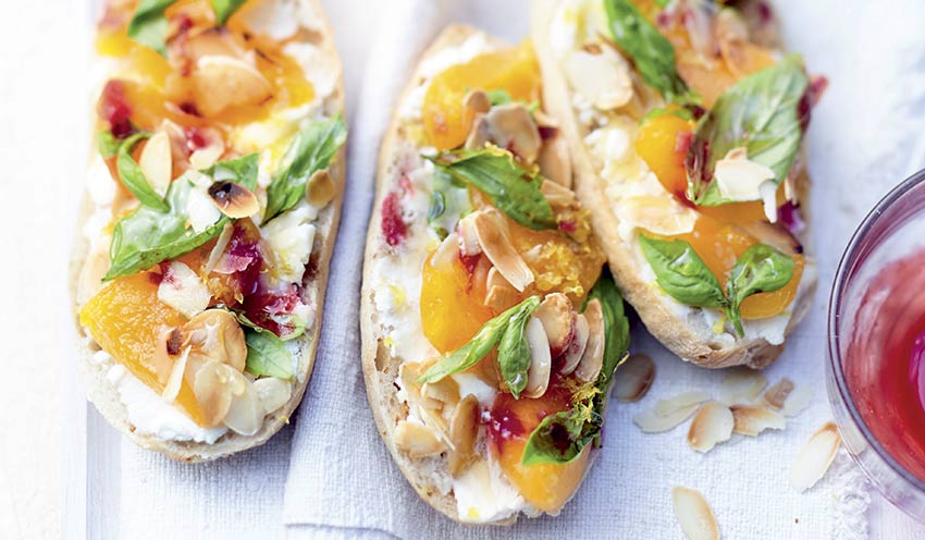 Tartine aux abricots, ricotta citronn&eacute;e et miel