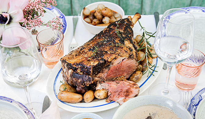 Gigot d&rsquo;agneau cacao-&eacute;pices, cr&egrave;me aux morilles, grenailles et grelots