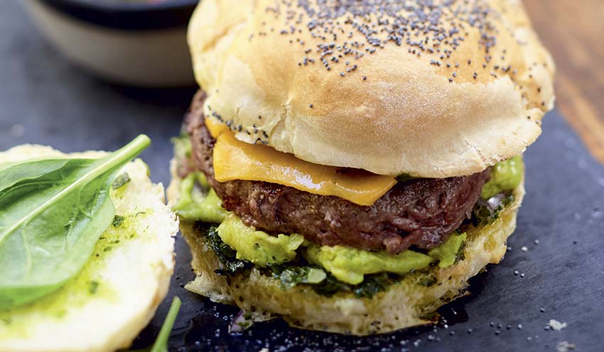 Burger &agrave; la cr&egrave;me d&rsquo;avocat, sauce chimichuri