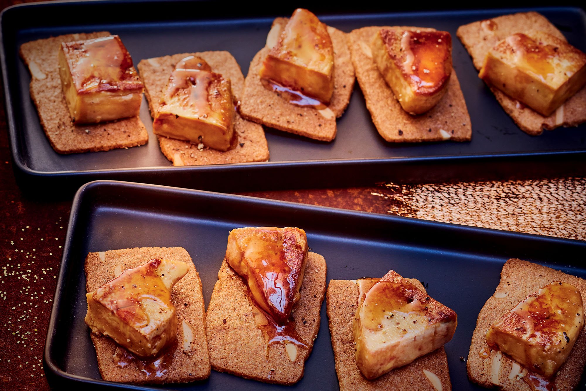 Feuillets aux amandes, foie gras et r&eacute;duction de vinaigre