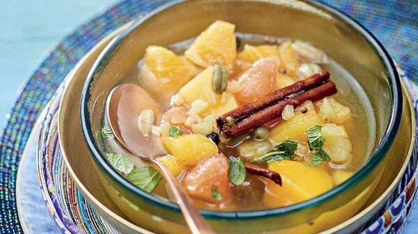 Fruits exotiques infus&eacute;s fa&ccedil;on tchai indien aux &eacute;pices douces et amandes caram&eacute;lis&eacute;es